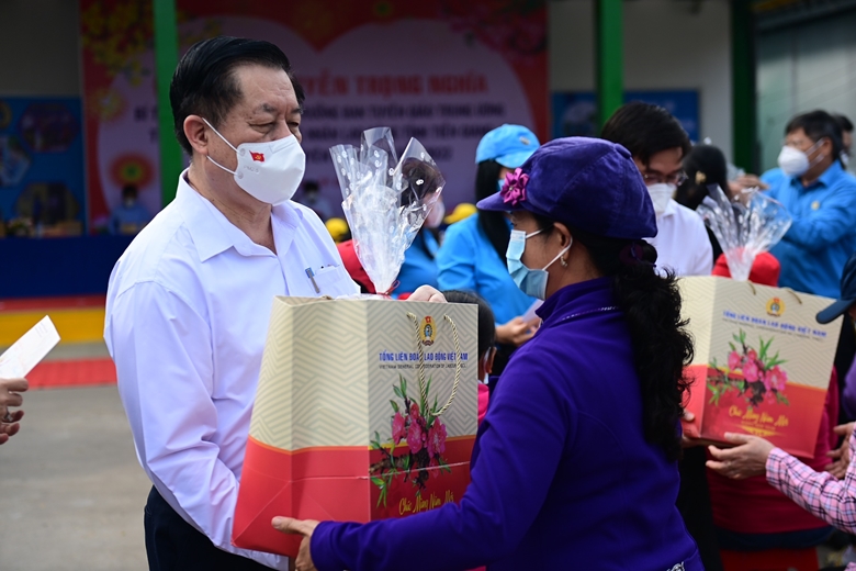 PCC Secretariat member gives Tet presents to poor workers and households